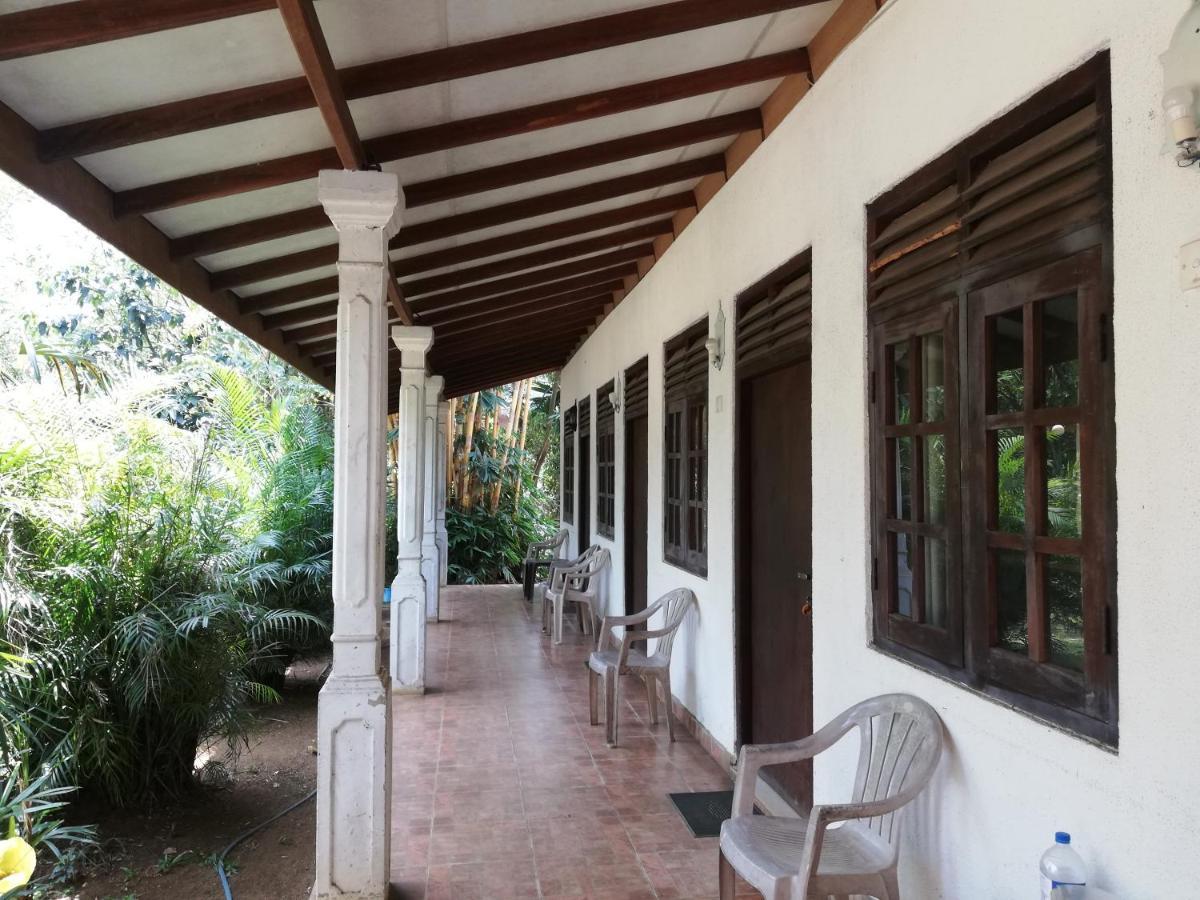 Leaf Guest House Гампола Екстериор снимка