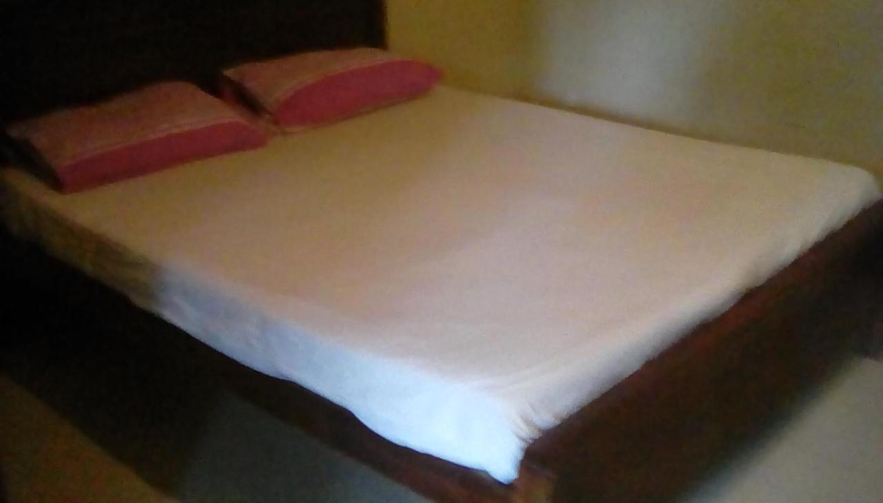 Leaf Guest House Гампола Екстериор снимка